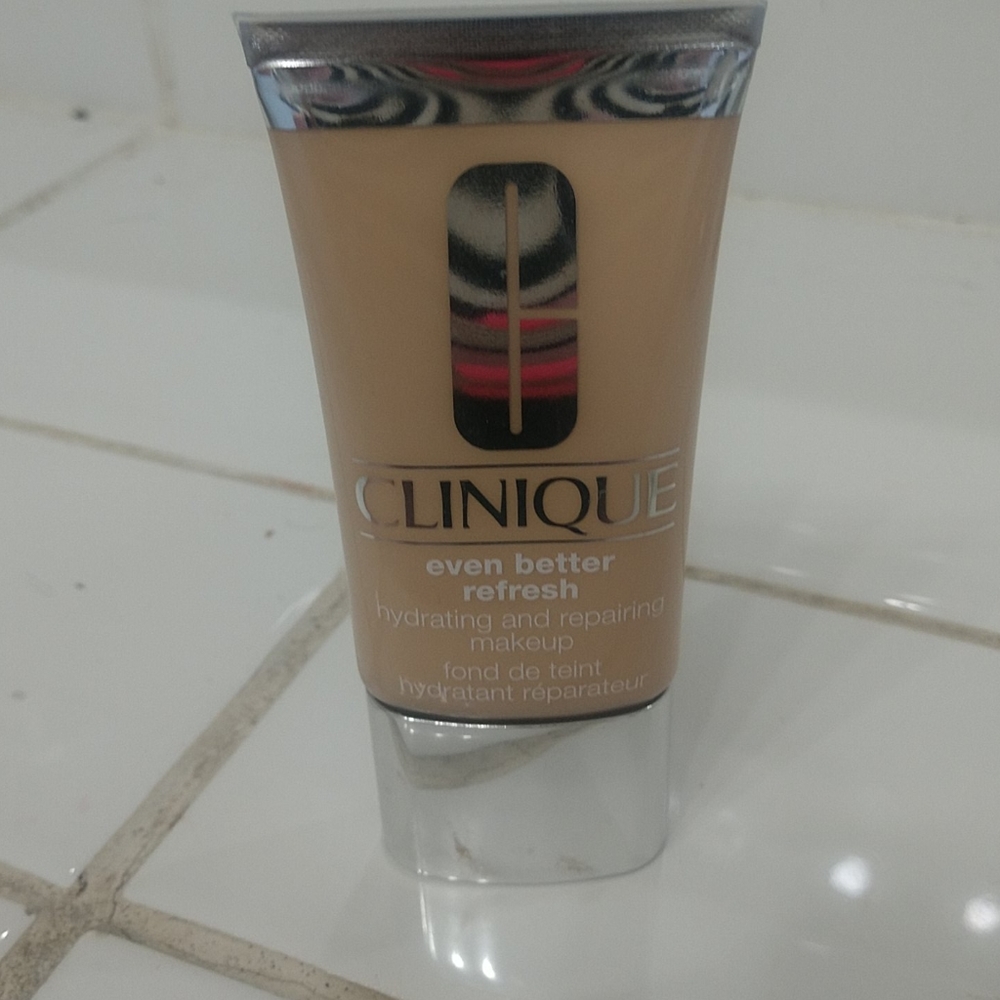 Clinique / flax and and bone shade